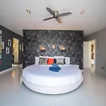 A Prestigious With 2 Swimming Pools And 1 In The South Of France