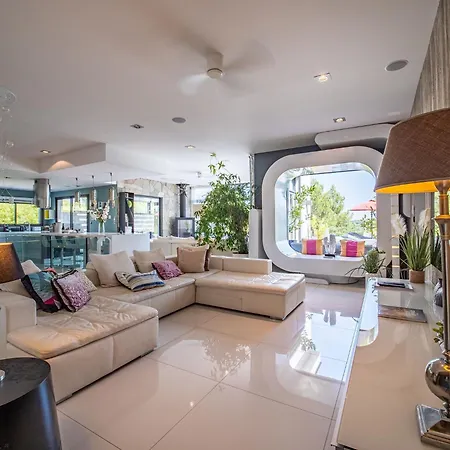 A Prestigious With 2 Swimming Pools And 1 In The South Of France