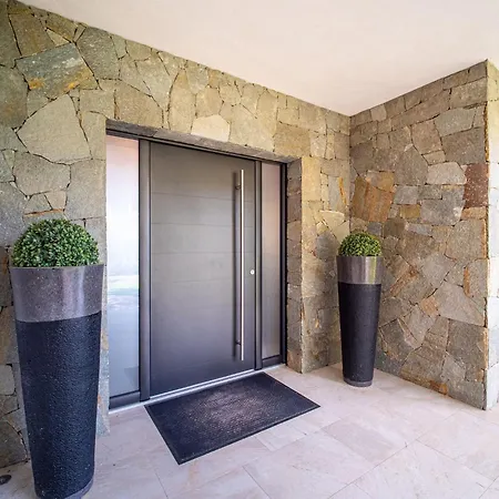 A Prestigious With 2 Swimming Pools And 1 In The South Of France Vila
