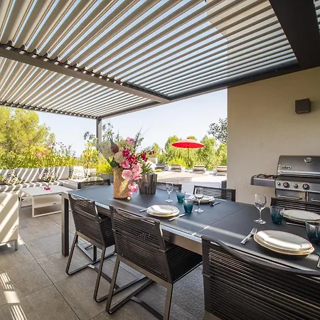 A Prestigious With 2 Swimming Pools And 1 In The South Of France Vila *