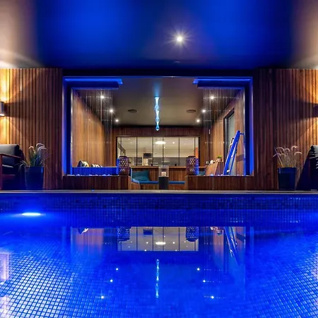 A Prestigious With 2 Swimming Pools And 1 In The South Of France Vila *