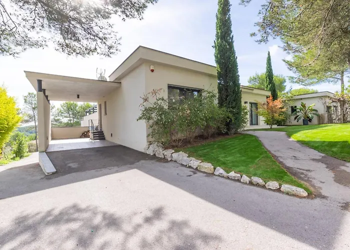 A Prestigious With 2 Swimming Pools And 1 In The South Of France