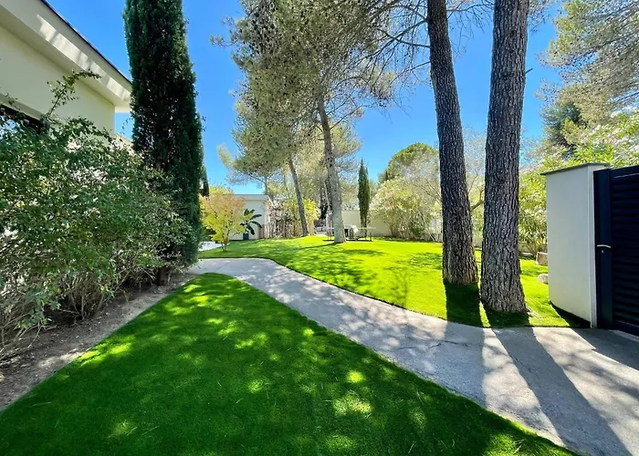 A Prestigious With 2 Swimming Pools And 1 In The South Of France