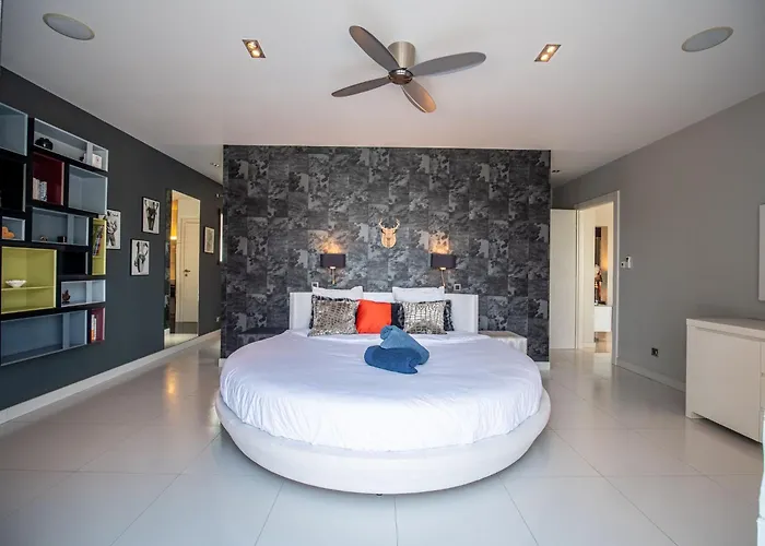A Prestigious With 2 Swimming Pools And 1 In The South Of France