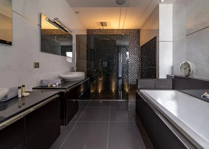 A Prestigious With 2 Swimming Pools And 1 In The South Of France